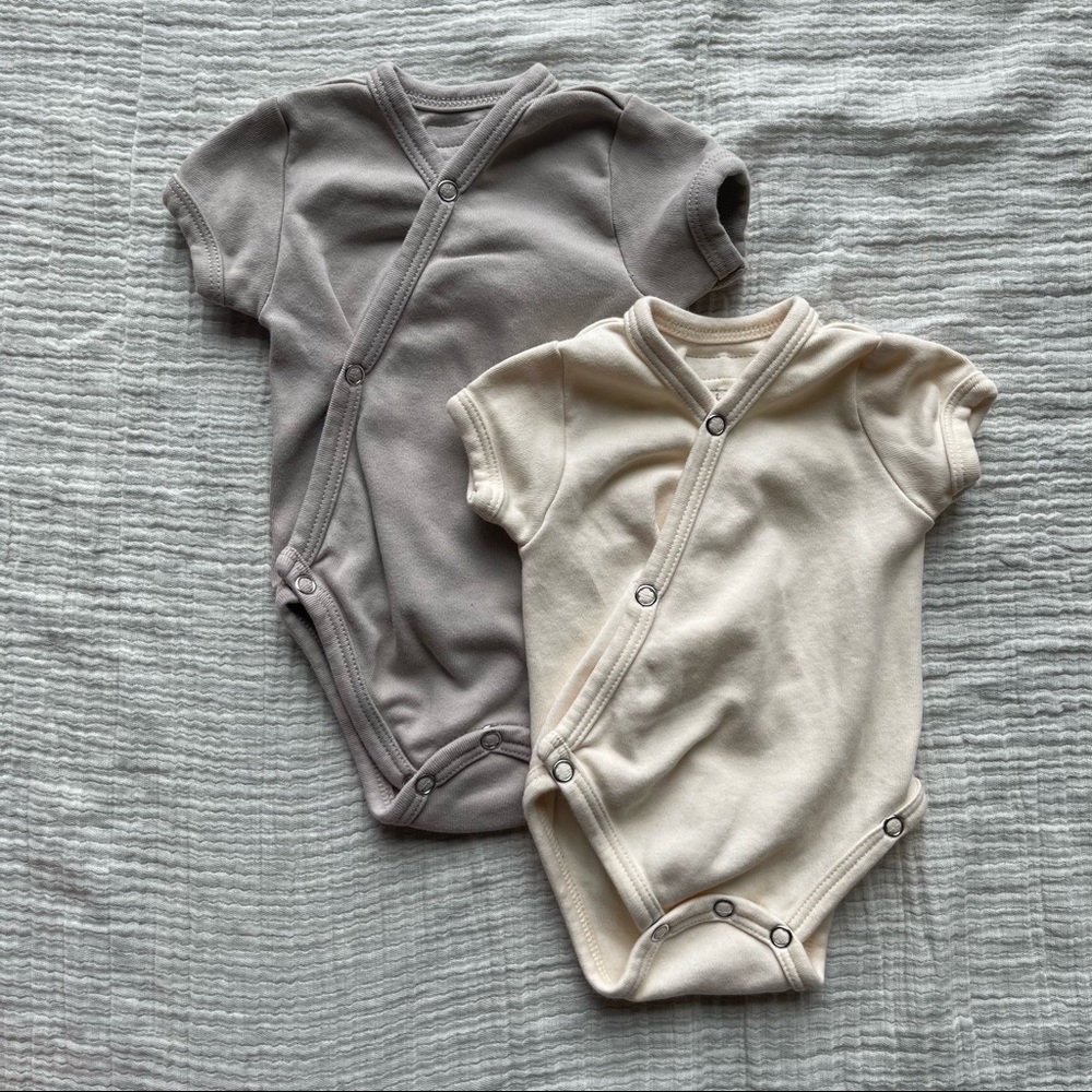 L’ovedbaby organic (2) kimono style neutral short sleeved onsies, 0-3 months